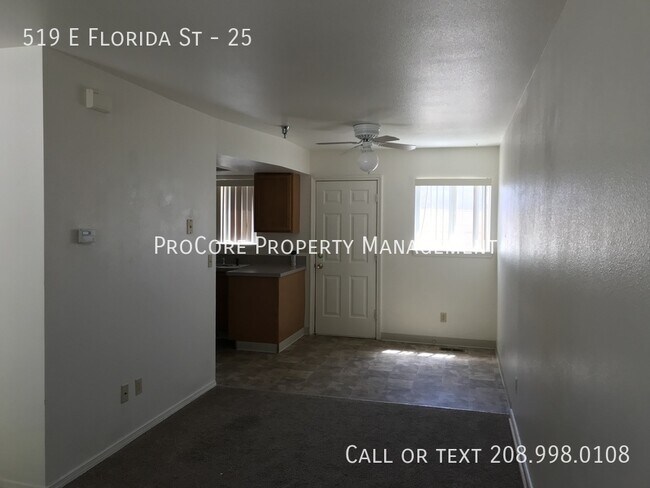 Building Photo - 2 Bed/ 1.5 Bath, Attached Storage Closet, ...