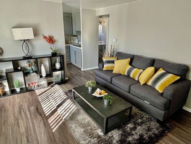 Sala de estar escalonada - Autumn Lane Apartments
