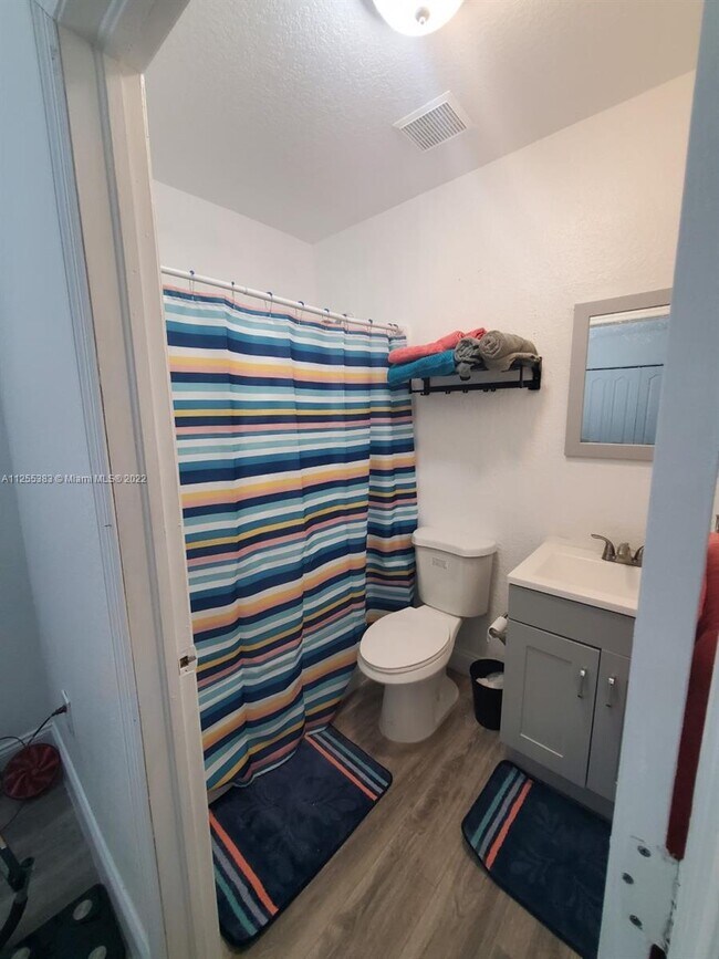 Foto del edificio - 10261 NW 80th Ct
