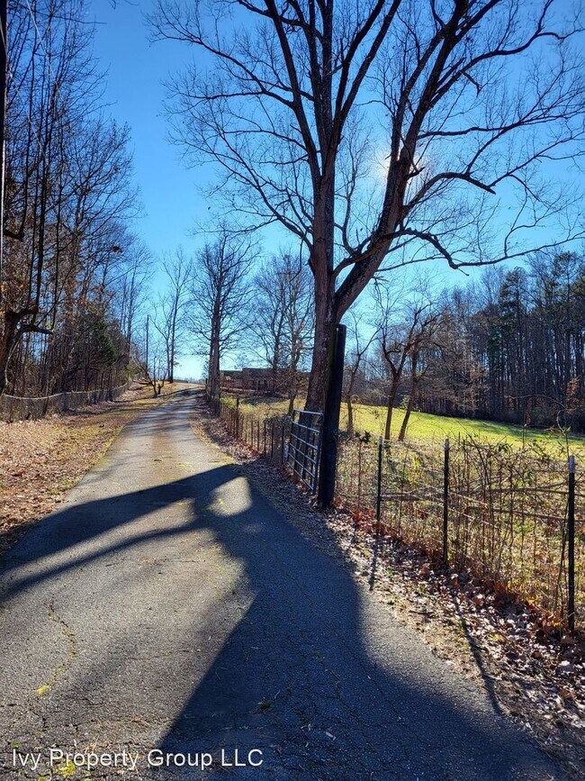 Foto del edificio - 3 br, 2.5 bath House - 8411 Beatties Ford Rd