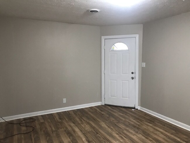 Building Photo - Hillcrest Apartments