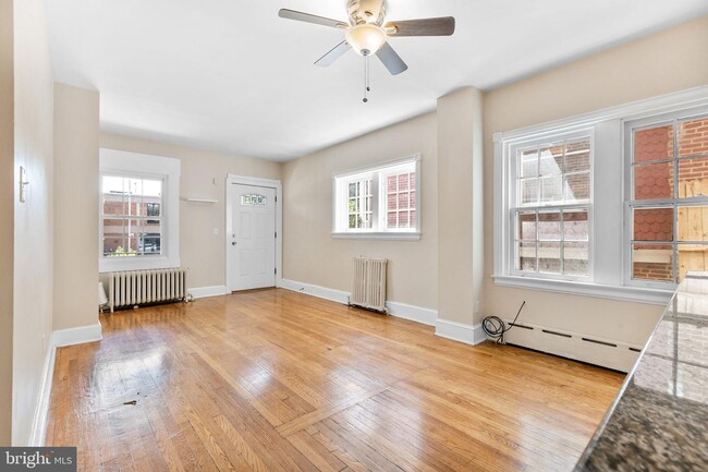Building Photo - 921 N Van Buren St