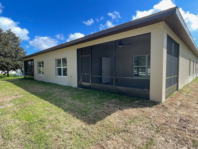 Building Photo - Like new 4/2/1 with screened in porch