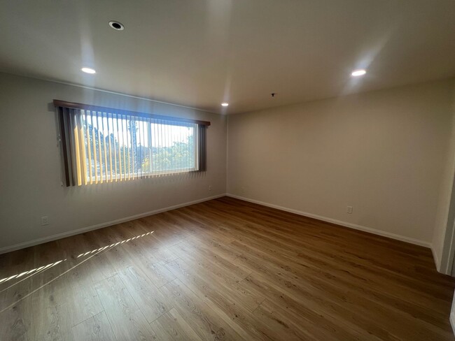 Building Photo - Newly Renovated 2 Bed 2 Bath Unit in the H...