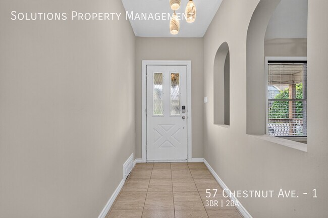Photo du bâtiment - **Bright 3-Bedroom Home with Fenced Yard & Parking**