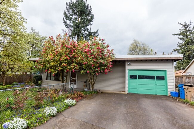 2 bed/2 bath house in Oak Grove/Milwaukie- Available Now ! - 2 bed/2 bath house in Oak Grove/Milwaukie- Available Now !