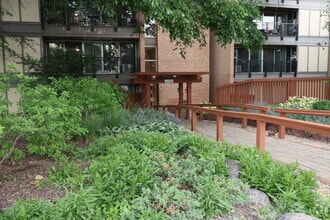 Building Photo - 6000 Oakwood Dr