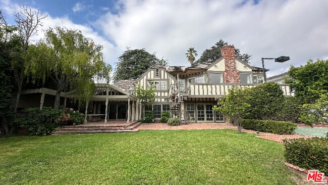 Building Photo - 628 N Elm Dr
