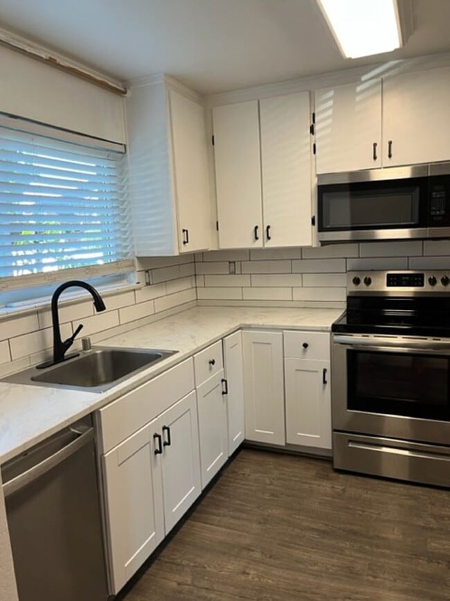 Building Photo - Redwood Park Estates Condo.  Available NOW!