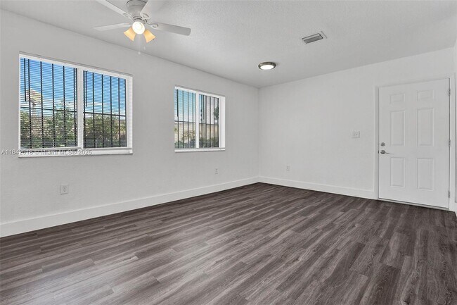 Foto del edificio - 5753 NW 6th Ave