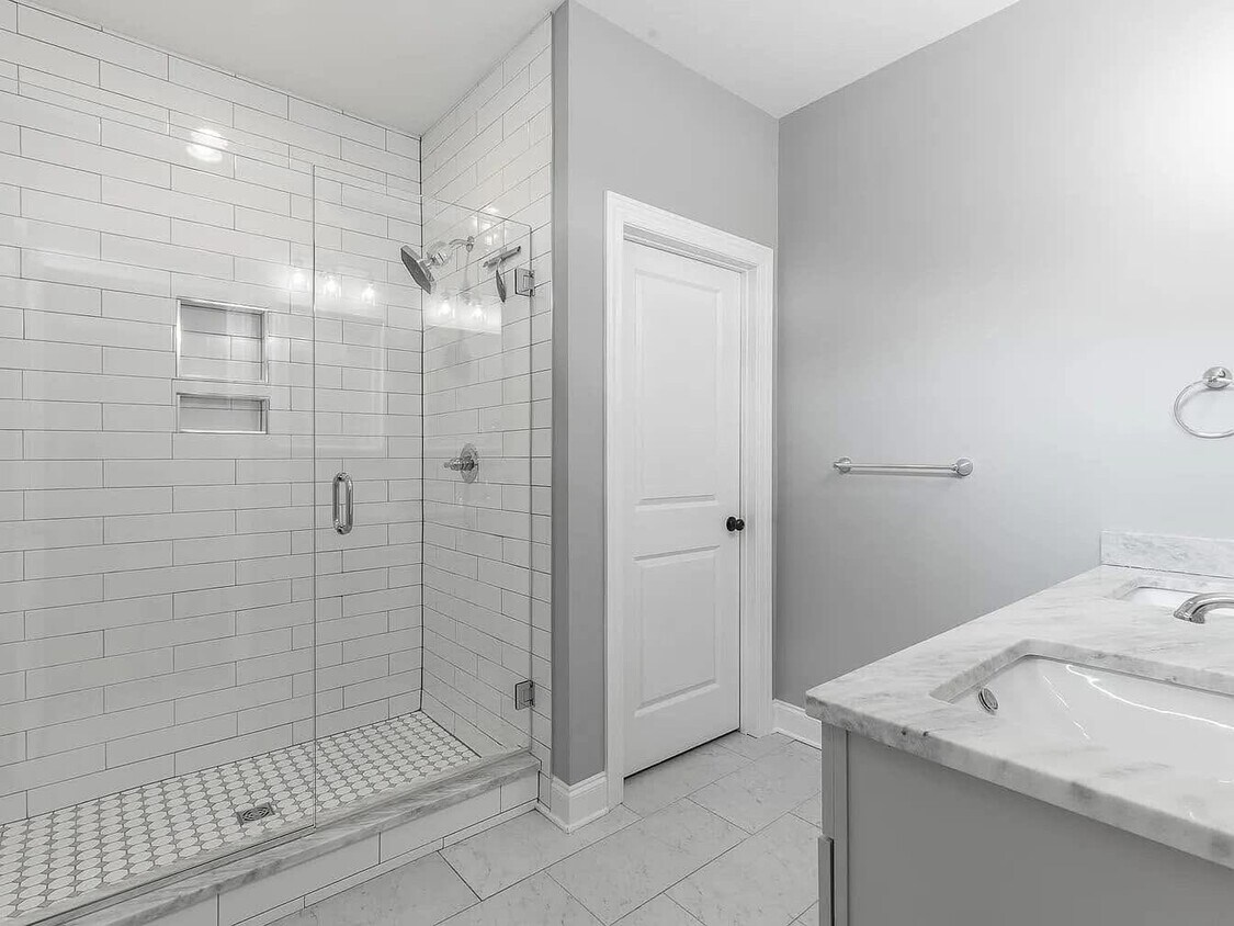 Building Photo - 1610 E 12th St