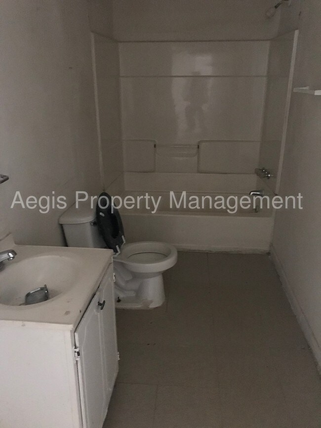 Building Photo - Top Story of a Spacious Downtown Duplex!