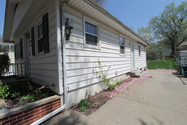 Foto del edificio - Nice 4 Bedroom Home!  Finished Basement! A...