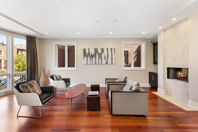 Foto del edificio - 1759 W Surf St