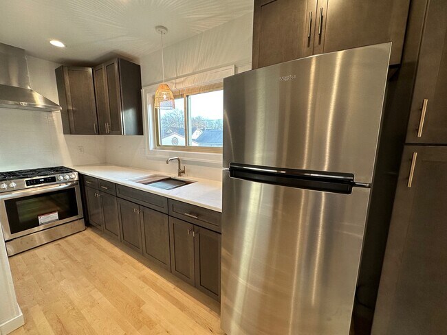 Building Photo - Breathtaking 3br West Allis single family ...