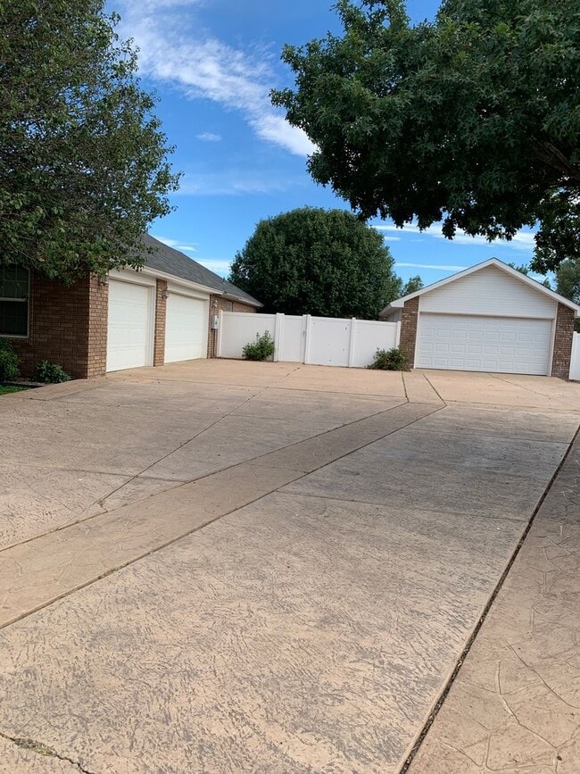 Building Photo - 4 bedroom 21/2 bath home