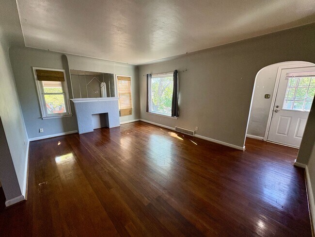 Building Photo - 2-bedroom, 1-bath upper-level duplex w/onsite shared laundry!