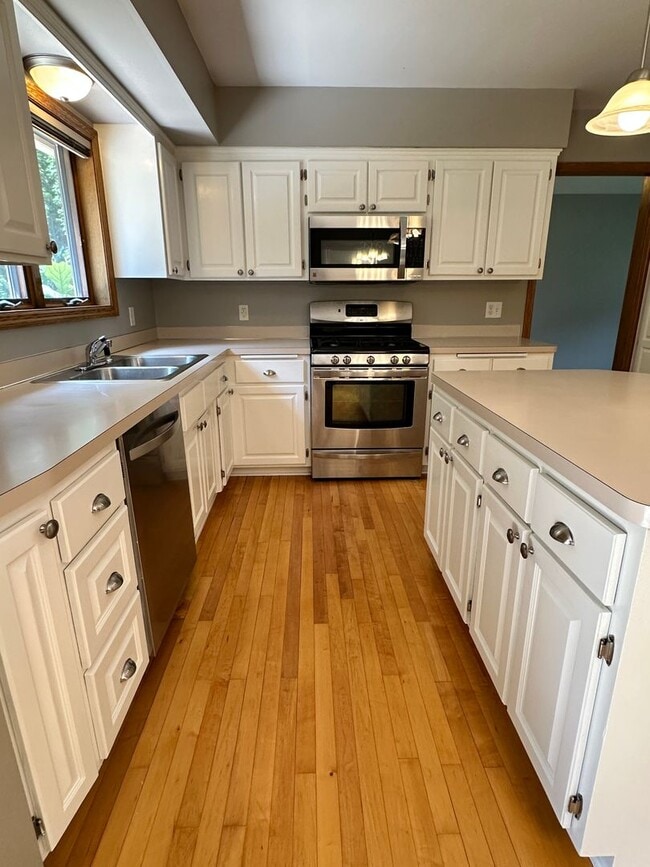Building Photo - Maple Grove Single Family Home, Office, Fa...