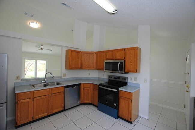 Building Photo - "Charming 3-Bedroom Home with Spacious Liv...