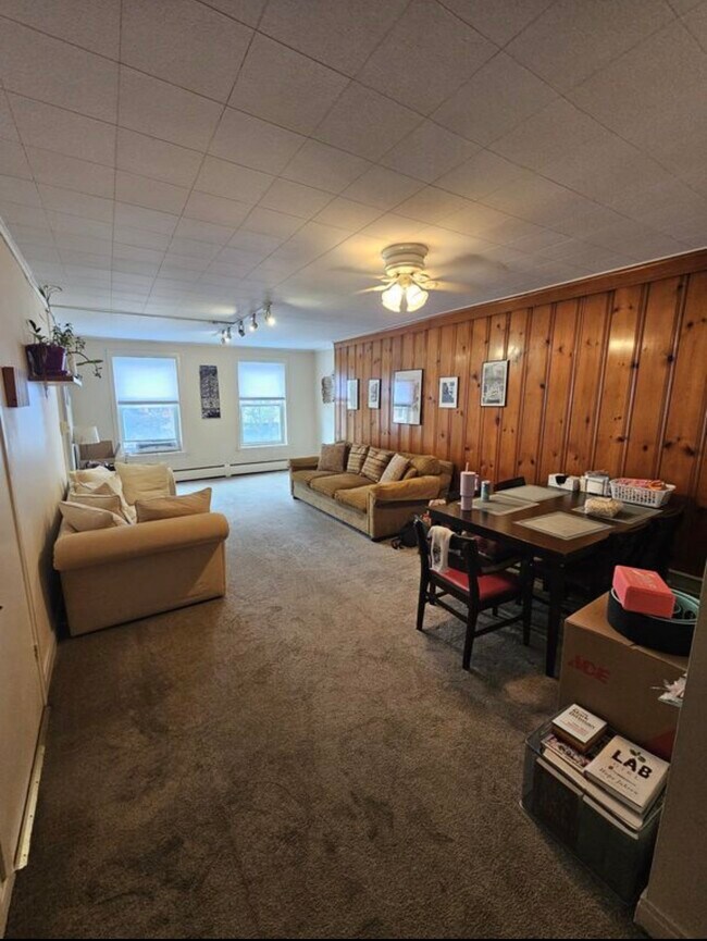 Sala de estar y comedor - 166 4th St
