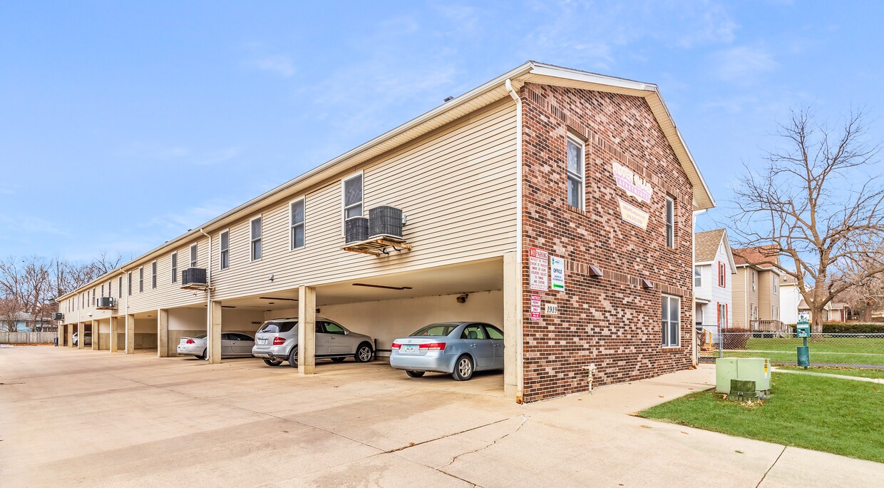 Estacionamiento cubierto. - Residences at College Hill