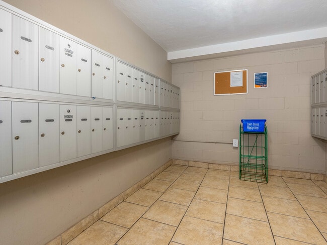 Photo du bâtiment - 16th Street Apartments