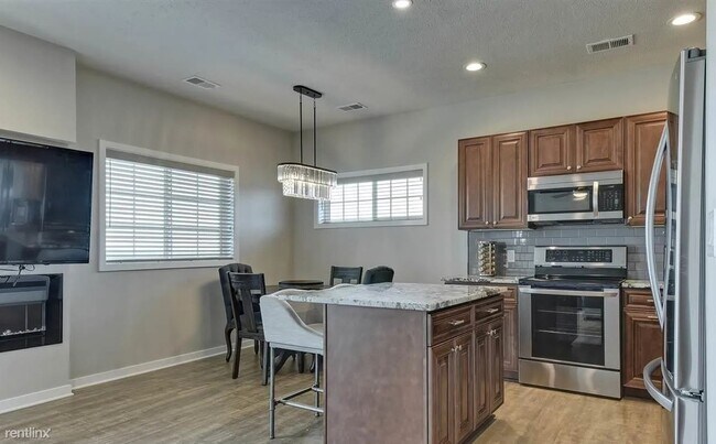 Foto del edificio - 2 br, 2 bath Condo - 5933 North 158th Cour...