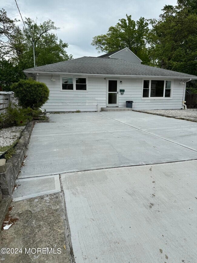 Building Photo - 106 Forest Ave