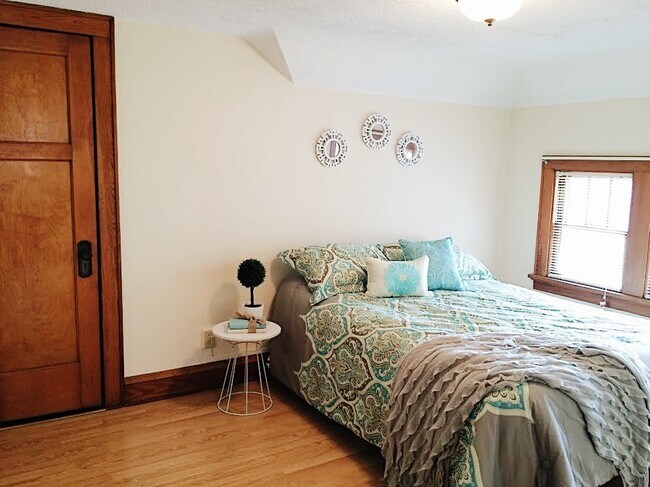 Building Photo - Beautiful 1 bedroom unit in West Milwaukee!