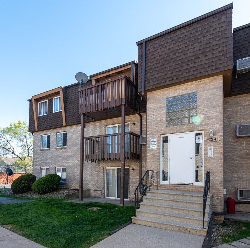 2341 Bicentennial Ave Unit 4, Crest Hill, IL 60403 Condo for Rent in