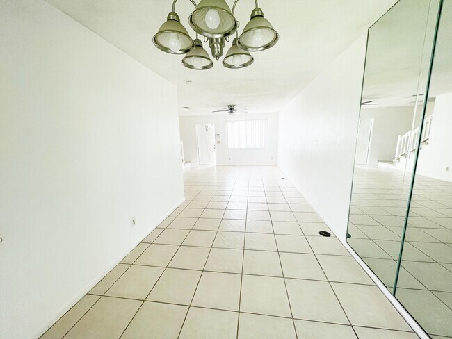 Building Photo - 2304 Seaside Dr