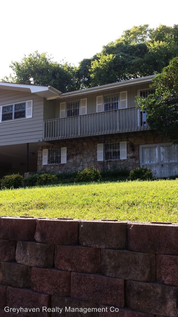 Building Photo - 311 E View Dr