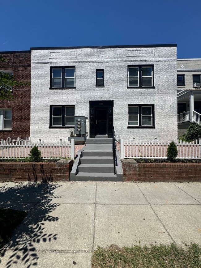 Building Photo - 1318 Holbrook St NE