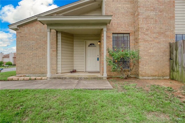 Building Photo - 2810 Meadow Park Dr