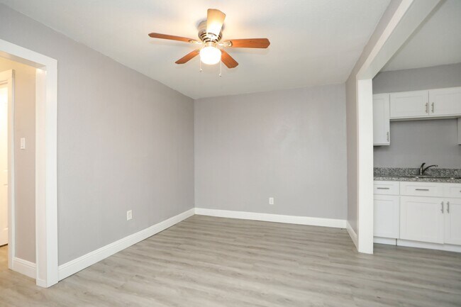 Foto del edificio - 8127 Colonial Ln