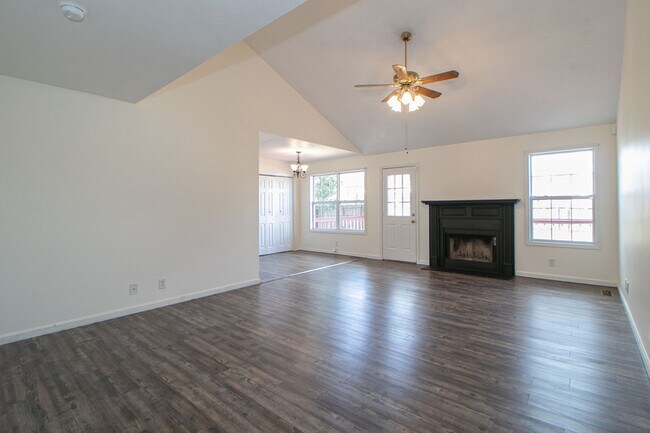 Foto del edificio - 1325 Meredith Way
