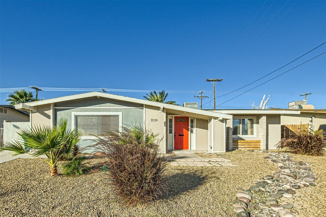 Foto principal - STUNNINGLY REMODELED Single Story Home with Pool in Twin Lakes Neighborhood