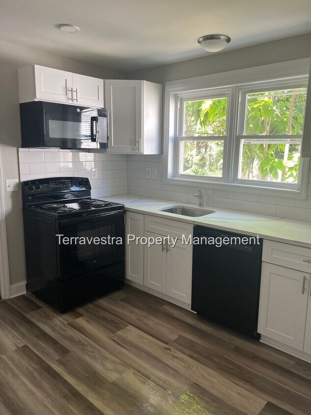 Foto principal - 4 Bedroom Single Family in Millville!