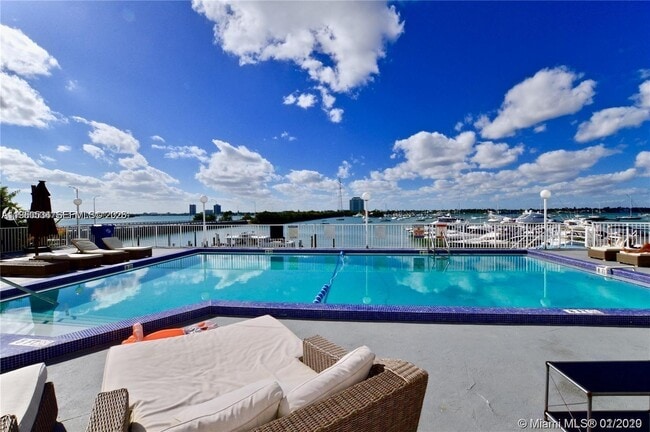 Foto del edificio - 7904 West Dr