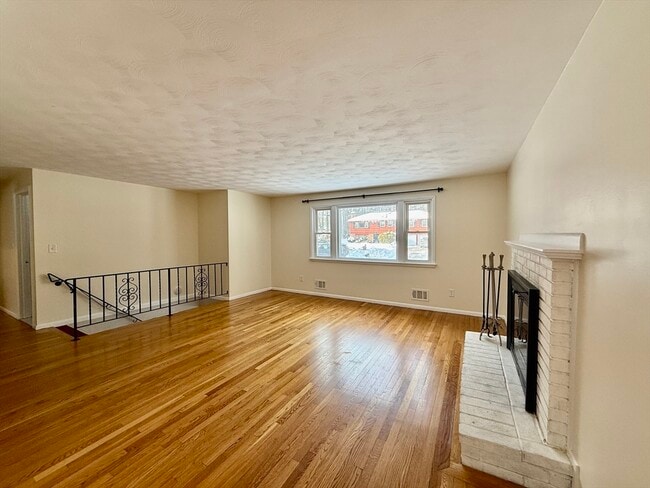 Foto del edificio - 27 Ledgewood Rd