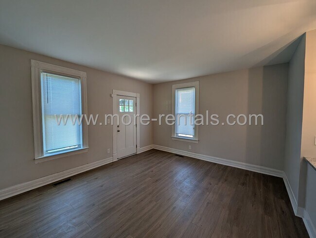 Foto del edificio - Remodeled house with fenced yard and garage