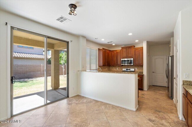 Building Photo - 3791 E Parkview Dr