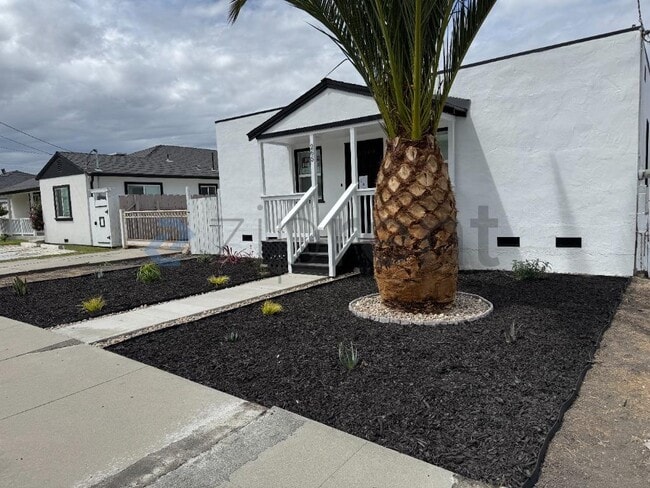 Building Photo - Unit Main House