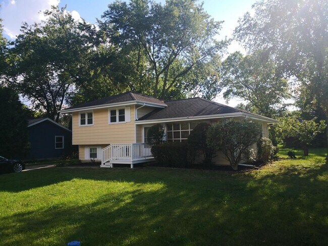 Foto del edificio - 1N350 Newton Ave