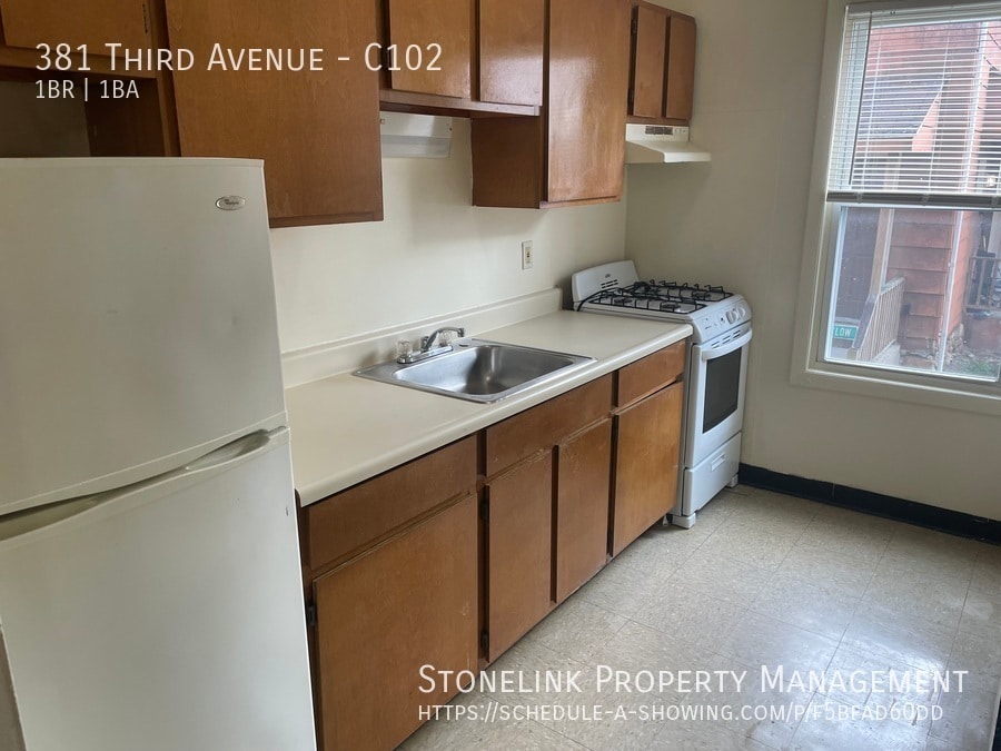 381 3rd Ave Unit C102, Woonsocket, RI 02895 Room for Rent in