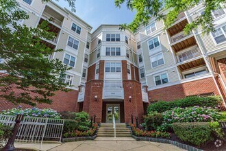Building Photo - 1645 International Dr