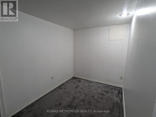 Building Photo - 45 Brenda Crescent