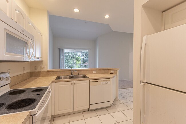 Foto del edificio - Spacious 3/2  in gated community off Colonial Blvd