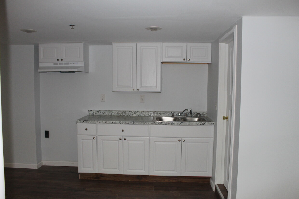 El apartamento cuenta con un refrigerador & estufa. - 577 Washington Ave