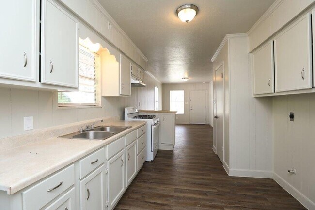 Building Photo - Christmas Move-In Special! Sign a lease now and get 50% off your first month’s rent. Hurry — offe...